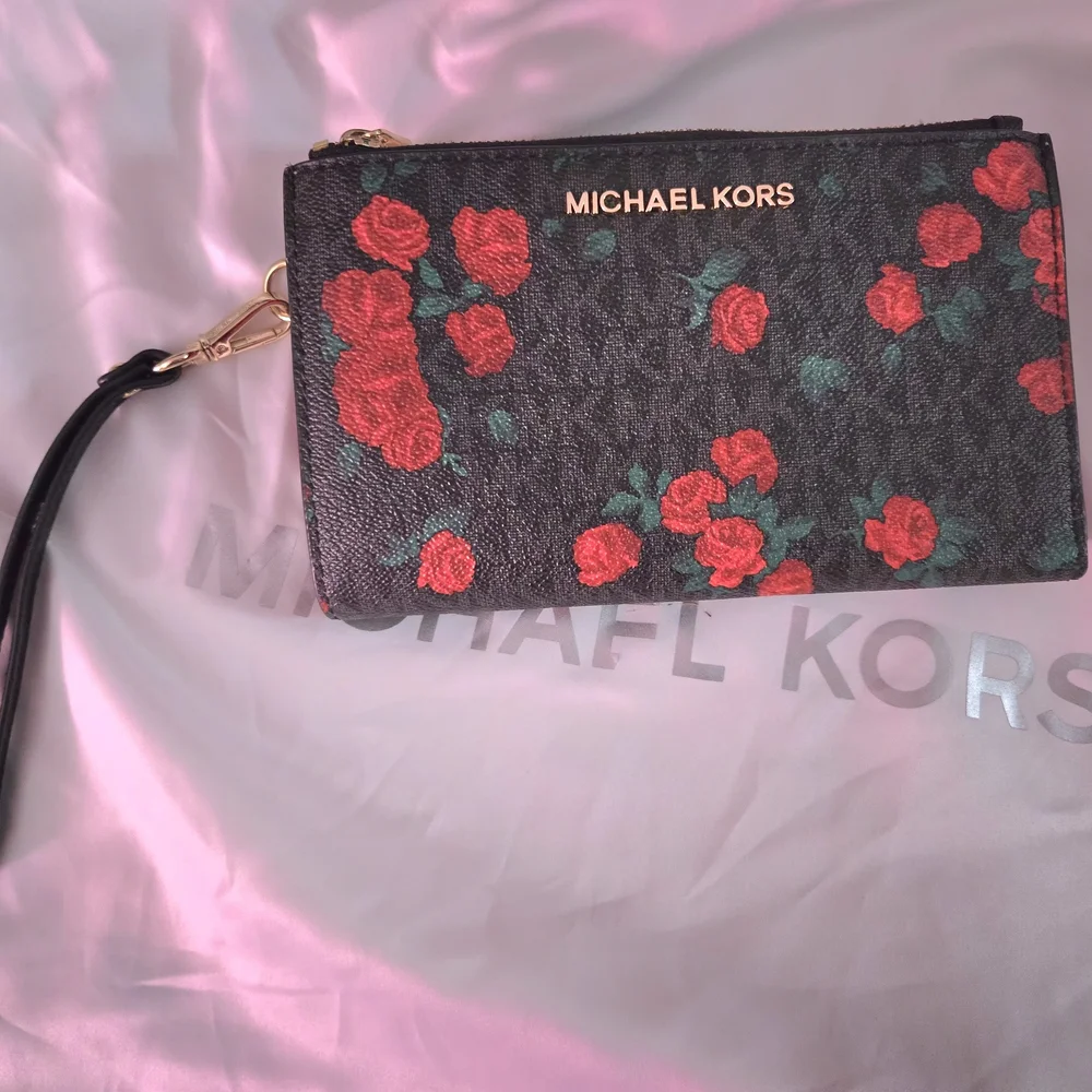 💥FINAL PRICE DROP💥🌹Michael Kors "Jet Set" Black and Red Floral Wristlet🌹 - Picture 1 of 10